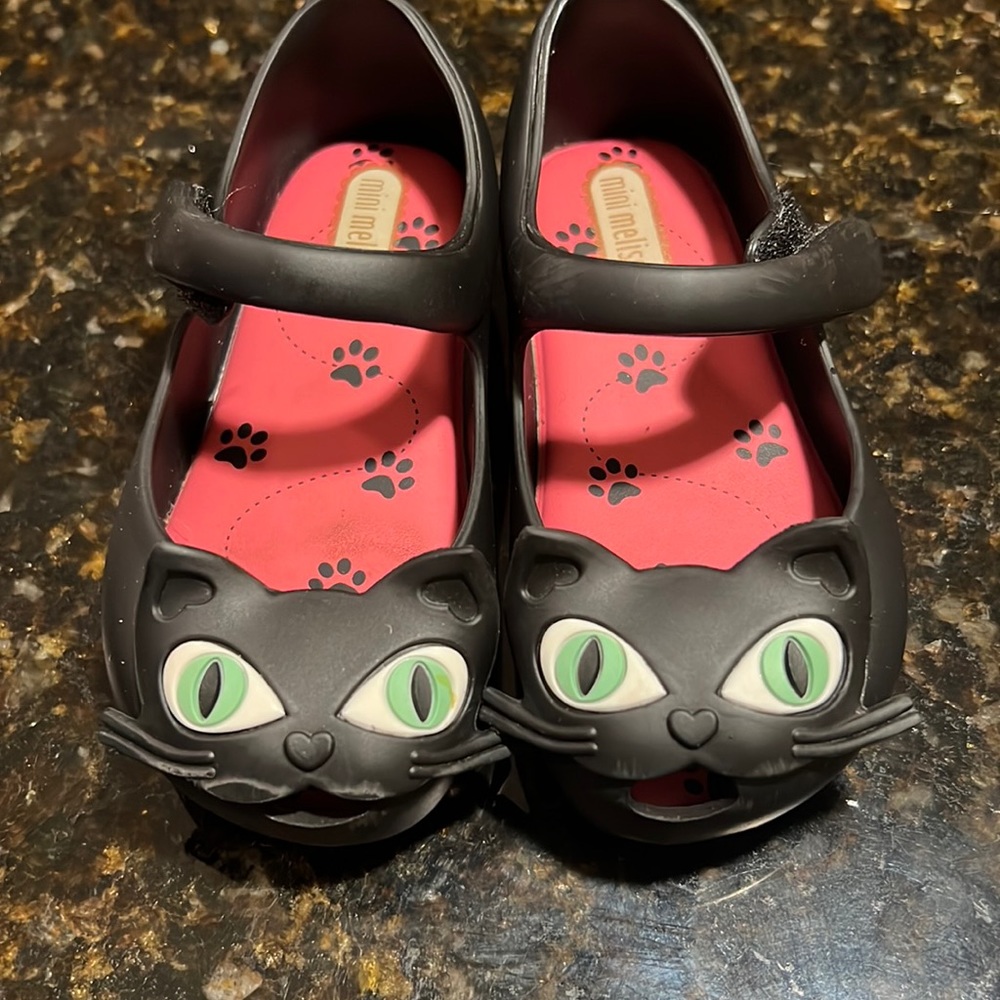 Mini Melissa’s Black cat Size 7 Toddler shoes. Worn 2 times.